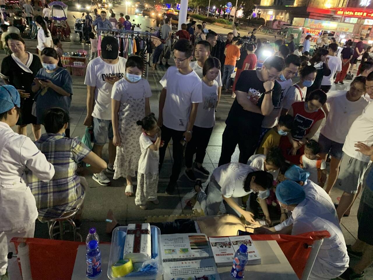 “白衣天使”擺地攤？——蕪湖市中醫(yī)醫(yī)院急救護(hù)理?？菩〗M走進(jìn)“夜市”科普急救知識(圖6)