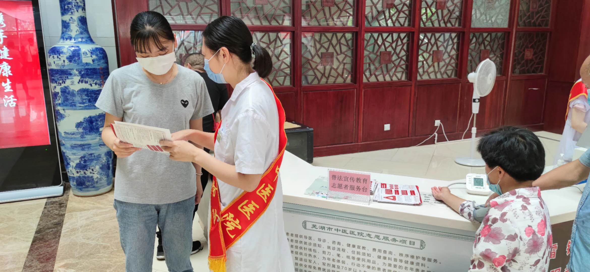 慶祝建黨99周年——行政一支部開展中醫(yī)藥法宣傳教育活動(圖4)
