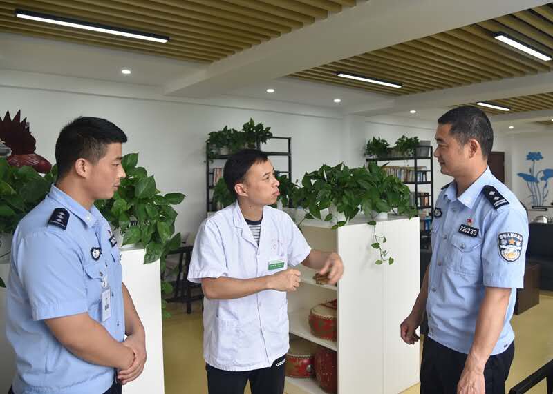 八一慰問送健康  共敘軍民魚水情——我院組織八一慰問活動(圖3)