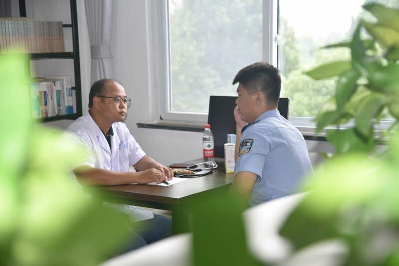 八一慰問送健康  共敘軍民魚水情——我院組織八一慰問活動(圖2)