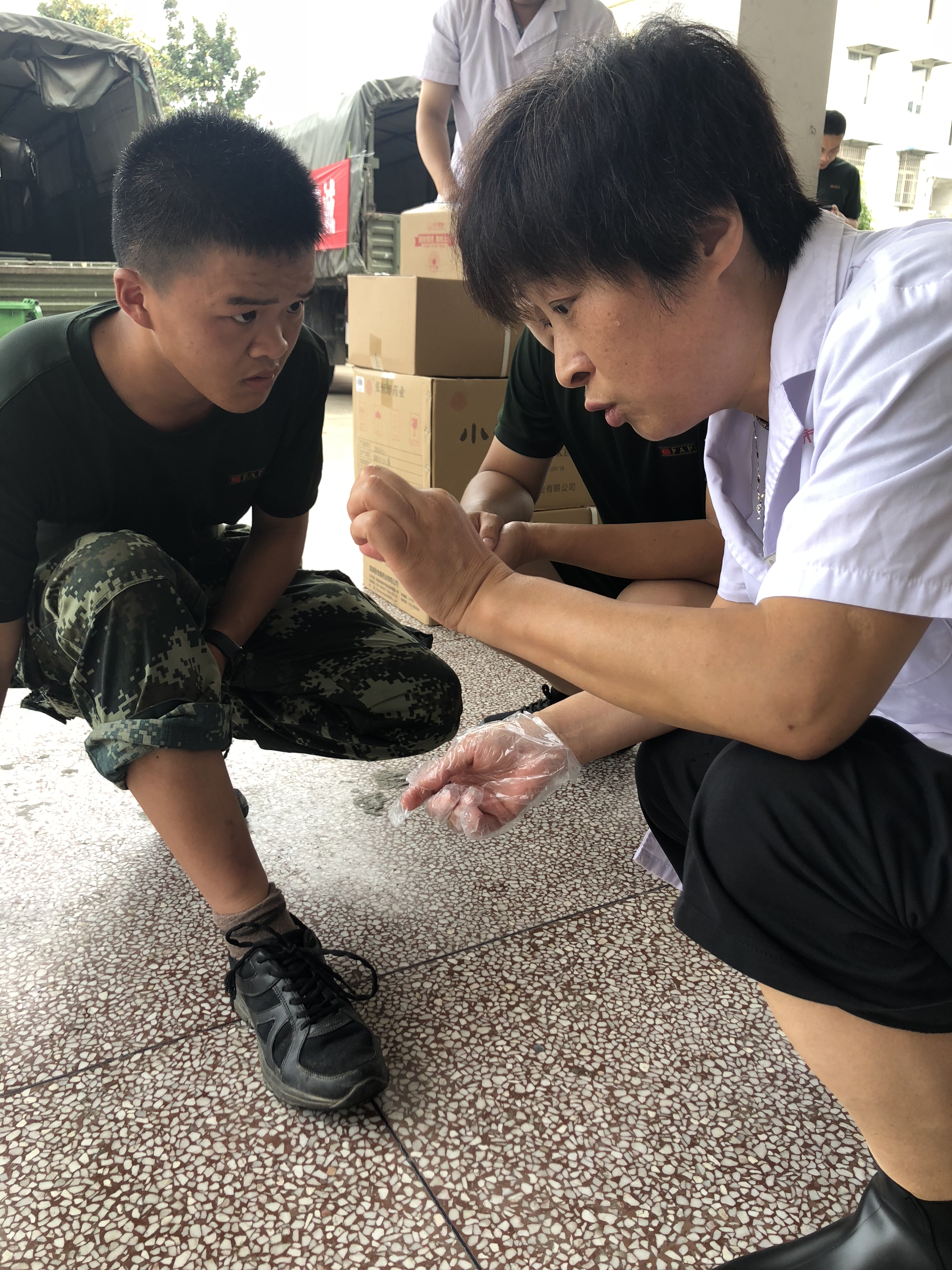 風(fēng)雨映初心  巾幗顯擔(dān)當(dāng)——蕪湖市中醫(yī)醫(yī)院皮膚科齊做抗洪防汛一線最美“巾幗紅”(圖3)