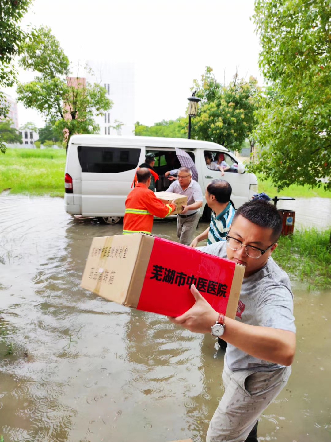 他們把青春的汗水揮灑在抗洪防汛一線——蕪湖市中醫(yī)醫(yī)院防汛抗洪突擊隊側記(圖6)