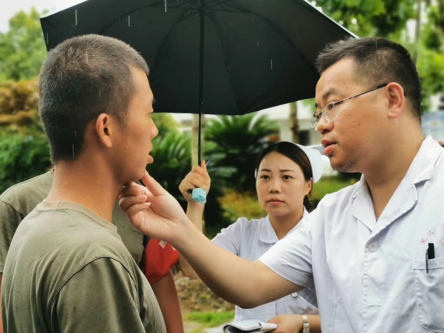 堤壩上的醫(yī)療“輕騎兵”(圖3)