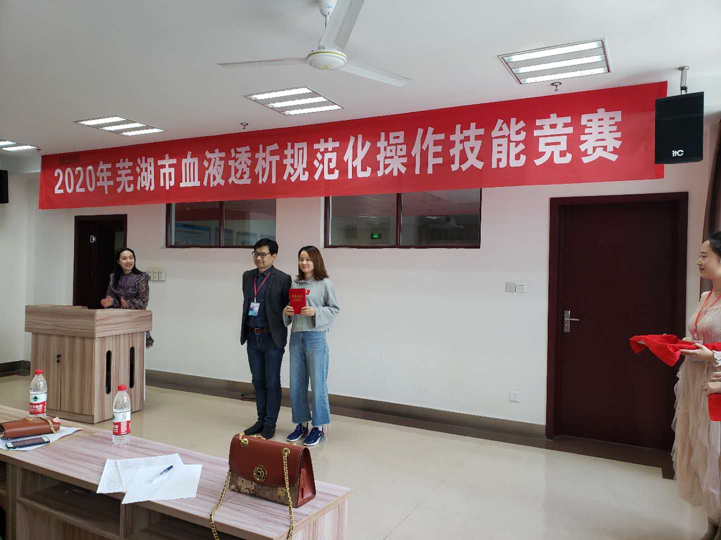 血液凈化中心護(hù)士陳燕在蕪湖市2020年血液透析規(guī)范化操作技能競賽中榮獲一等獎(圖2)
