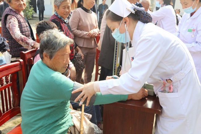 精準(zhǔn)扶貧 健康為民——市財政局、市中醫(yī)院聯(lián)合舉辦“送醫(yī)療下鄉(xiāng)”活動(圖9)