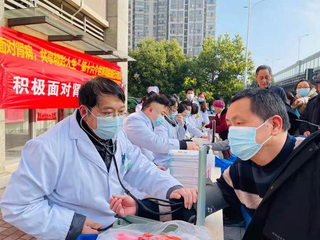 積極面對(duì)腎病 共享精彩人生——我院腎病科、內(nèi)科六支部走進(jìn)中南街道開展第十六個(gè)世界腎臟病日健康義診(圖1)