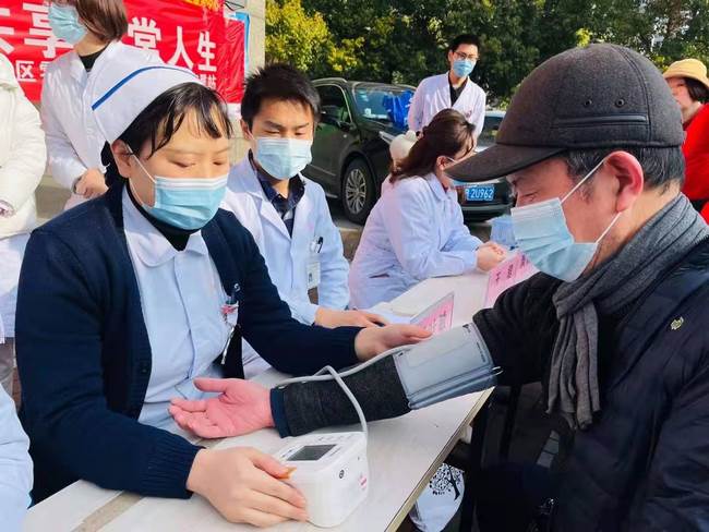 積極面對(duì)腎病 共享精彩人生——我院腎病科、內(nèi)科六支部走進(jìn)中南街道開展第十六個(gè)世界腎臟病日健康義診(圖3)