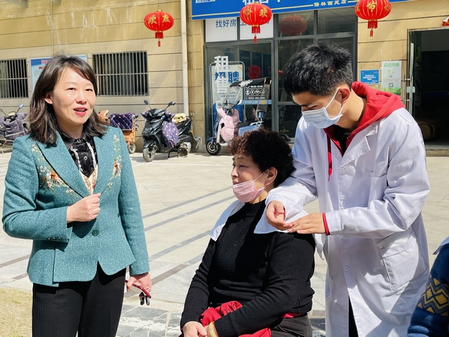 【我為群眾辦實事】校院聯(lián)合辦義診  真情服務(wù)學(xué)雷鋒(圖2)