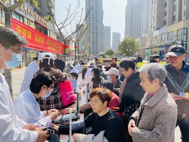 【我為群眾辦實事】校院聯(lián)合辦義診  真情服務(wù)學(xué)雷鋒(圖6)