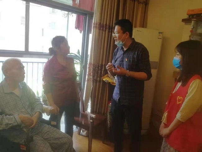 【我為群眾辦實事】我院走訪高齡腦?；颊?，中醫(yī)藥制劑暖人心(圖1)