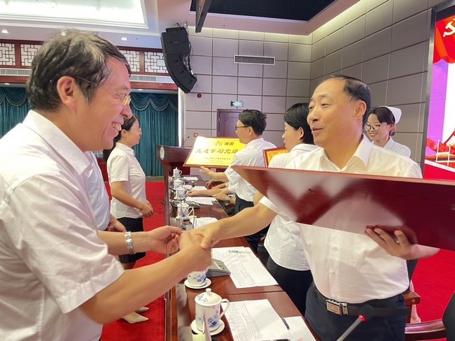 蕪湖市中醫(yī)醫(yī)院召開慶祝中國共產(chǎn)黨成立100周年暨“兩優(yōu)一先”表彰大會(圖7)