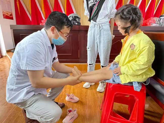 【我為群眾辦實事】關(guān)愛兒童守護健康 大型專題義診在行動(圖2)