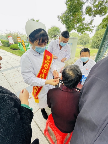 健康義診進(jìn)社區(qū)  黨建引領(lǐng)為群眾(圖2)