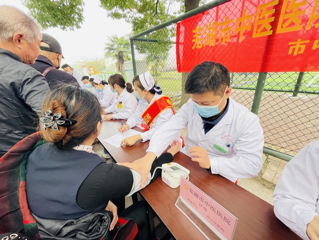 健康義診進(jìn)社區(qū)  黨建引領(lǐng)為群眾(圖3)