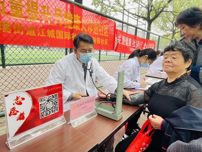 健康義診進(jìn)社區(qū)  黨建引領(lǐng)為群眾(圖4)