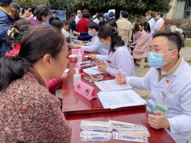 “健康呼吸 無與倫比”——世界慢阻肺日健康義診及中醫(yī)藥宣講活動(圖5)
