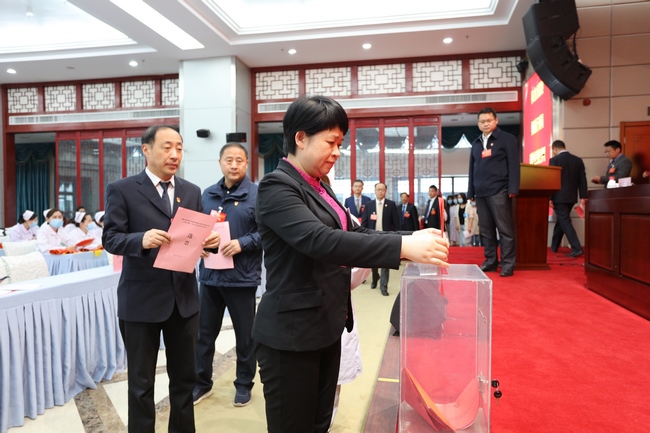 我院七屆職工代表大會(huì)暨十一屆工會(huì)會(huì)員代表大會(huì)第一次會(huì)議勝利閉幕(圖1)