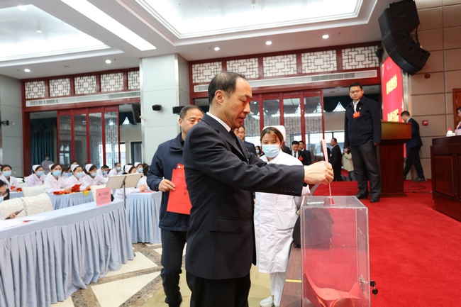 我院七屆職工代表大會(huì)暨十一屆工會(huì)會(huì)員代表大會(huì)第一次會(huì)議勝利閉幕(圖2)