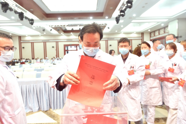我院七屆職工代表大會(huì)暨十一屆工會(huì)會(huì)員代表大會(huì)第一次會(huì)議勝利閉幕(圖4)