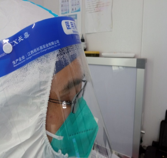 高溫下站好疫情崗  守好“哨點”責 ——記我院發(fā)熱門診全體工作人員抗疫故事(圖2)