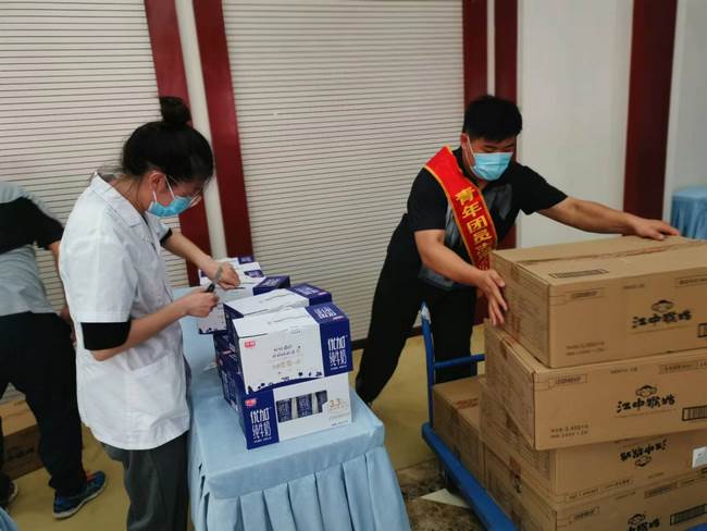 院團(tuán)委組織青年志愿者參加“院職工無償獻(xiàn)血”活動(圖1)
