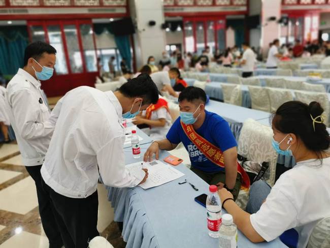 院團(tuán)委組織青年志愿者參加“院職工無償獻(xiàn)血”活動(圖2)