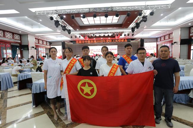 院團(tuán)委組織青年志愿者參加“院職工無償獻(xiàn)血”活動(圖4)