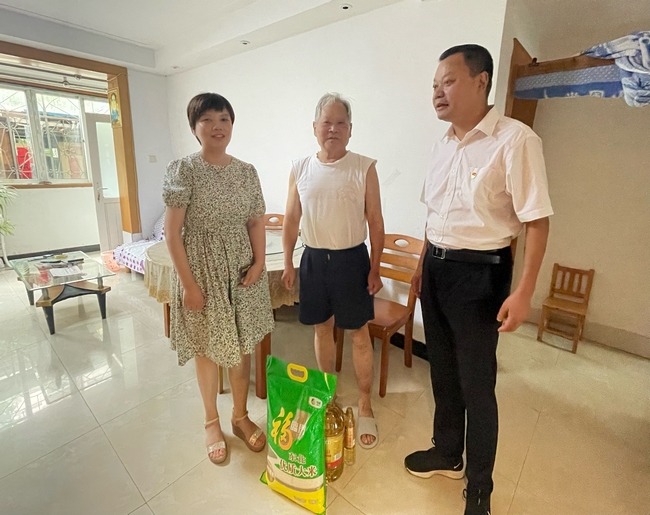 走訪慰問(wèn)貧困戶(hù) “醫(yī)”心“衛(wèi)”民送溫暖(圖1)