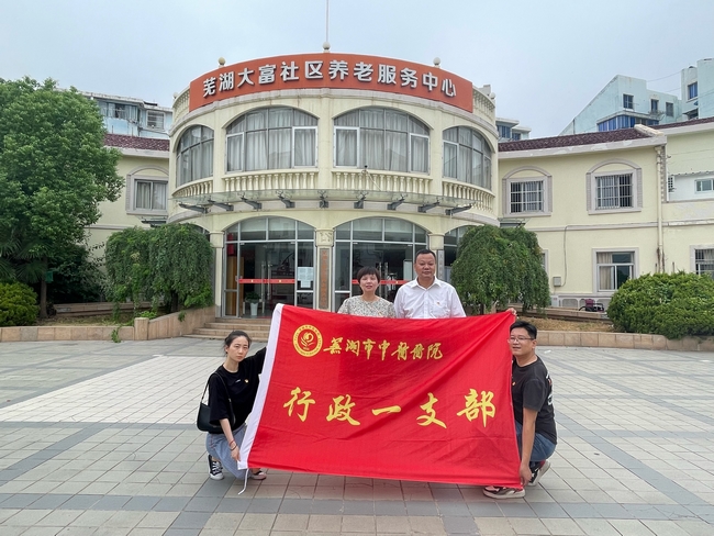 走訪慰問(wèn)貧困戶(hù) “醫(yī)”心“衛(wèi)”民送溫暖(圖2)