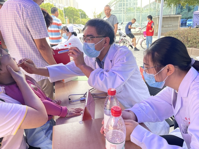 健康“快車”進(jìn)都寶 義診服務(wù)送溫暖 ——2022年全國科普日活動(dòng)暨健康巡講“百百千”健康義診活動(dòng)走進(jìn)都寶小區(qū)(圖2)