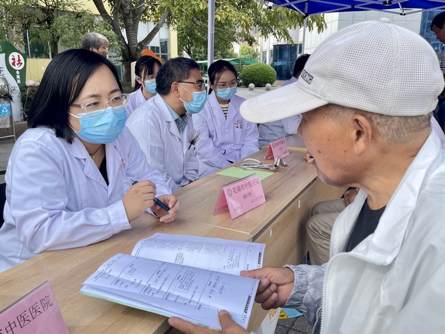 健康“快車”進(jìn)都寶 義診服務(wù)送溫暖 ——2022年全國科普日活動(dòng)暨健康巡講“百百千”健康義診活動(dòng)走進(jìn)都寶小區(qū)(圖3)