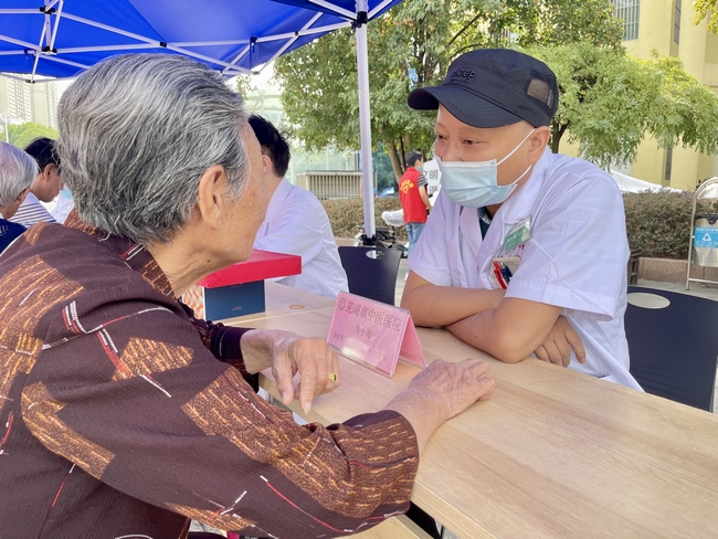 健康“快車”進(jìn)都寶 義診服務(wù)送溫暖 ——2022年全國科普日活動(dòng)暨健康巡講“百百千”健康義診活動(dòng)走進(jìn)都寶小區(qū)(圖4)