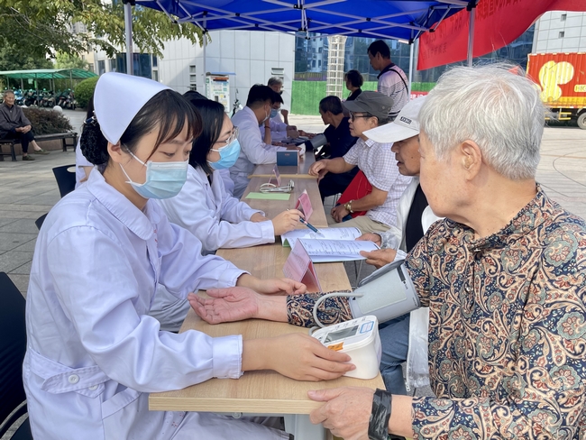 健康“快車”進(jìn)都寶 義診服務(wù)送溫暖 ——2022年全國科普日活動(dòng)暨健康巡講“百百千”健康義診活動(dòng)走進(jìn)都寶小區(qū)(圖6)