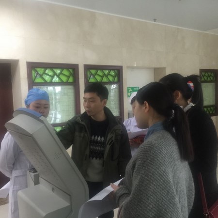 院團(tuán)委組織青年志愿者開展“愛心幫助患者、使用便民設(shè)備”活動(圖1)