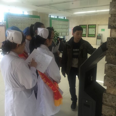 院團(tuán)委組織青年志愿者開展“愛心幫助患者、使用便民設(shè)備”活動(圖2)