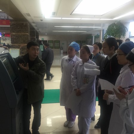 院團(tuán)委組織青年志愿者開展“愛心幫助患者、使用便民設(shè)備”活動(圖3)
