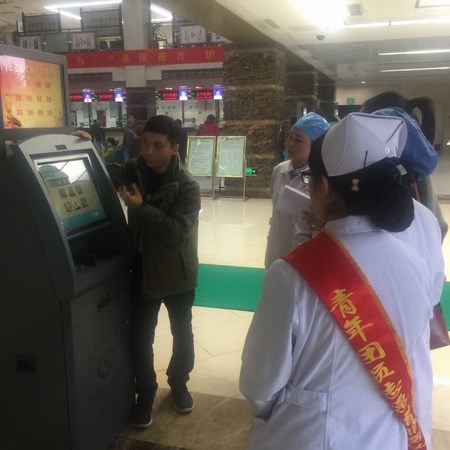 院團(tuán)委組織青年志愿者開展“愛心幫助患者、使用便民設(shè)備”活動(圖4)