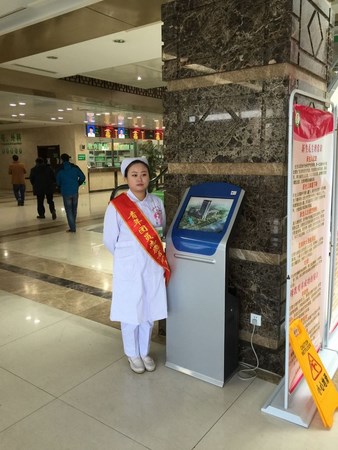 院團(tuán)委組織青年志愿者開展“愛心幫助患者、使用便民設(shè)備”活動(圖5)