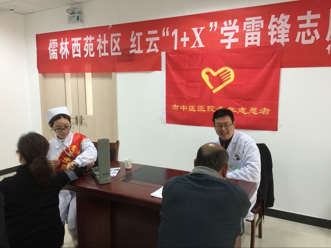 院團委組織青年醫(yī)務(wù)志愿者學雷鋒義診進社區(qū)(圖2)