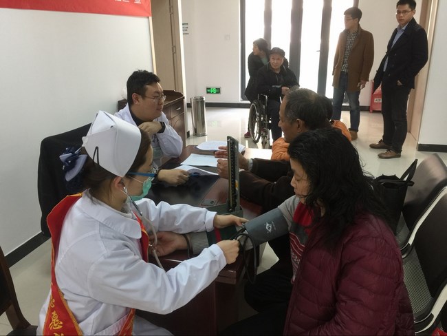 院團委組織青年醫(yī)務(wù)志愿者學雷鋒義診進社區(qū)(圖3)