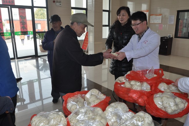 三月學(xué)雷鋒，愛心送老人——我院組織主題通訊員活動(dòng)(圖1)