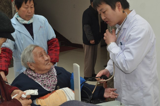三月學(xué)雷鋒，愛心送老人——我院組織主題通訊員活動(dòng)(圖4)