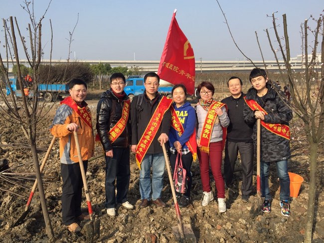 我院職工積極參加 “義務(wù)植樹”公益活動(dòng)(圖3)