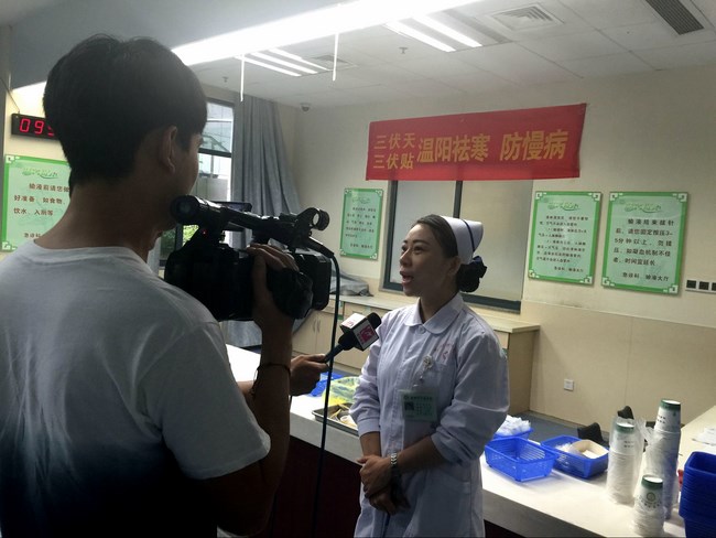蕪湖廣播電臺《天天健康欄目》、李巷社區(qū)衛(wèi)生服務(wù)中心組織居民來我院體驗(圖1)