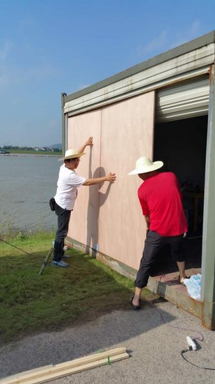 咬緊牙關(guān)，“白衣戰(zhàn)士”守住每寸圩堤(圖7)