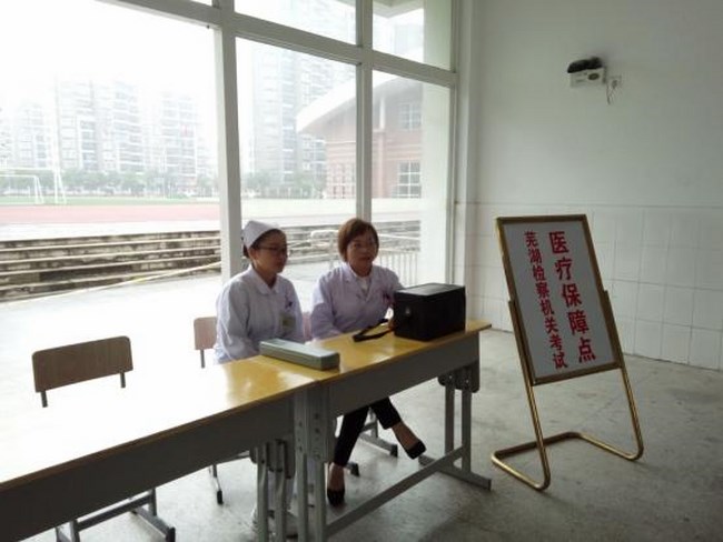 我院醫(yī)護人員為考生保駕護航(圖3)