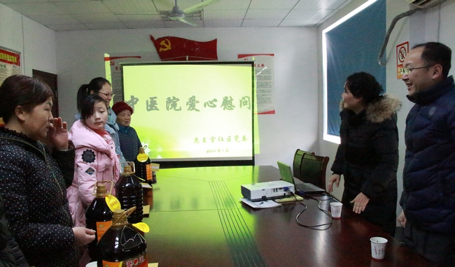 春節(jié)前夕，我院深入社區(qū)慰問結(jié)對幫扶困難戶(圖2)