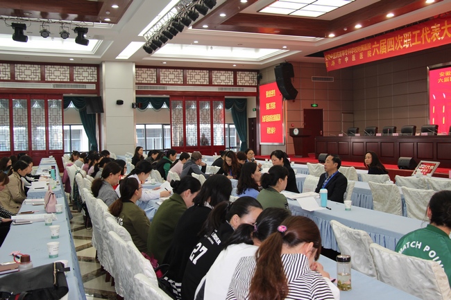 民主決策，科學(xué)管理——各代表團(tuán)分組討論(圖1)