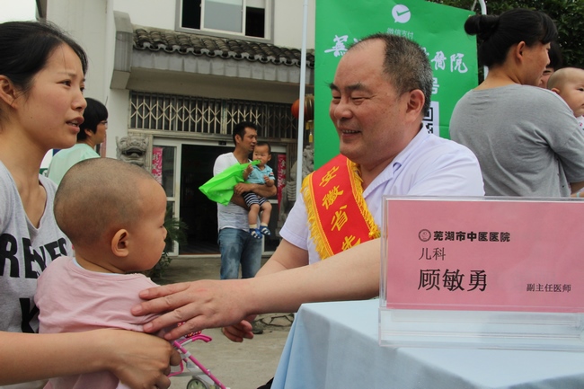 弘揚勞模精神 愛心關懷兒童——我院 “慶六一”義診服務走進峨橋鎮(zhèn)(圖3)