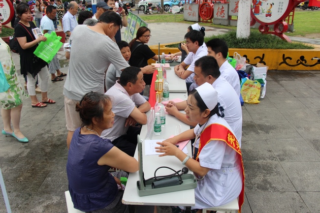 我院參加“2017年健康中國行－合理膳食”蕪湖站系列主題活動(dòng)(圖3)